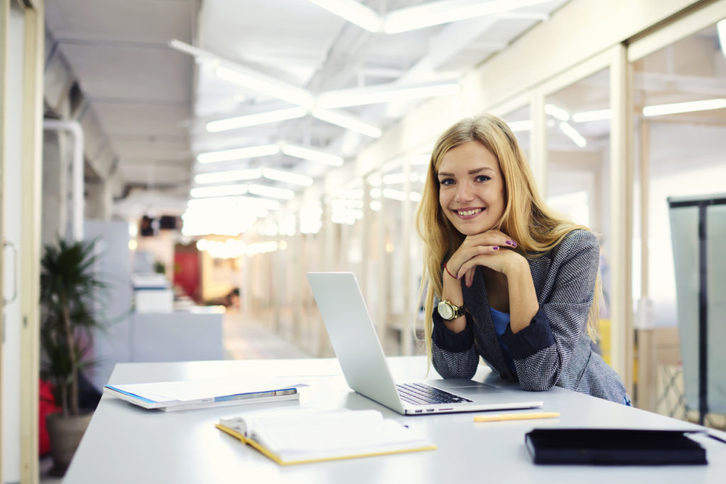 A young female IT worker who likes working with Microsoft List templates.